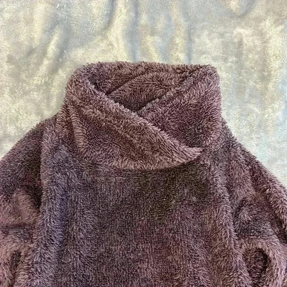 O'Neil - pullover plush sherpa fleece sweater with kangaroo pocket. Size M - Picture 3 of 6